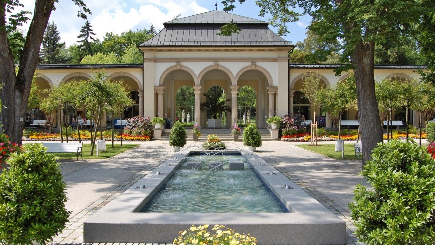 Historische Wandelhalle mit Brunnen im Kurpark Bad Steben